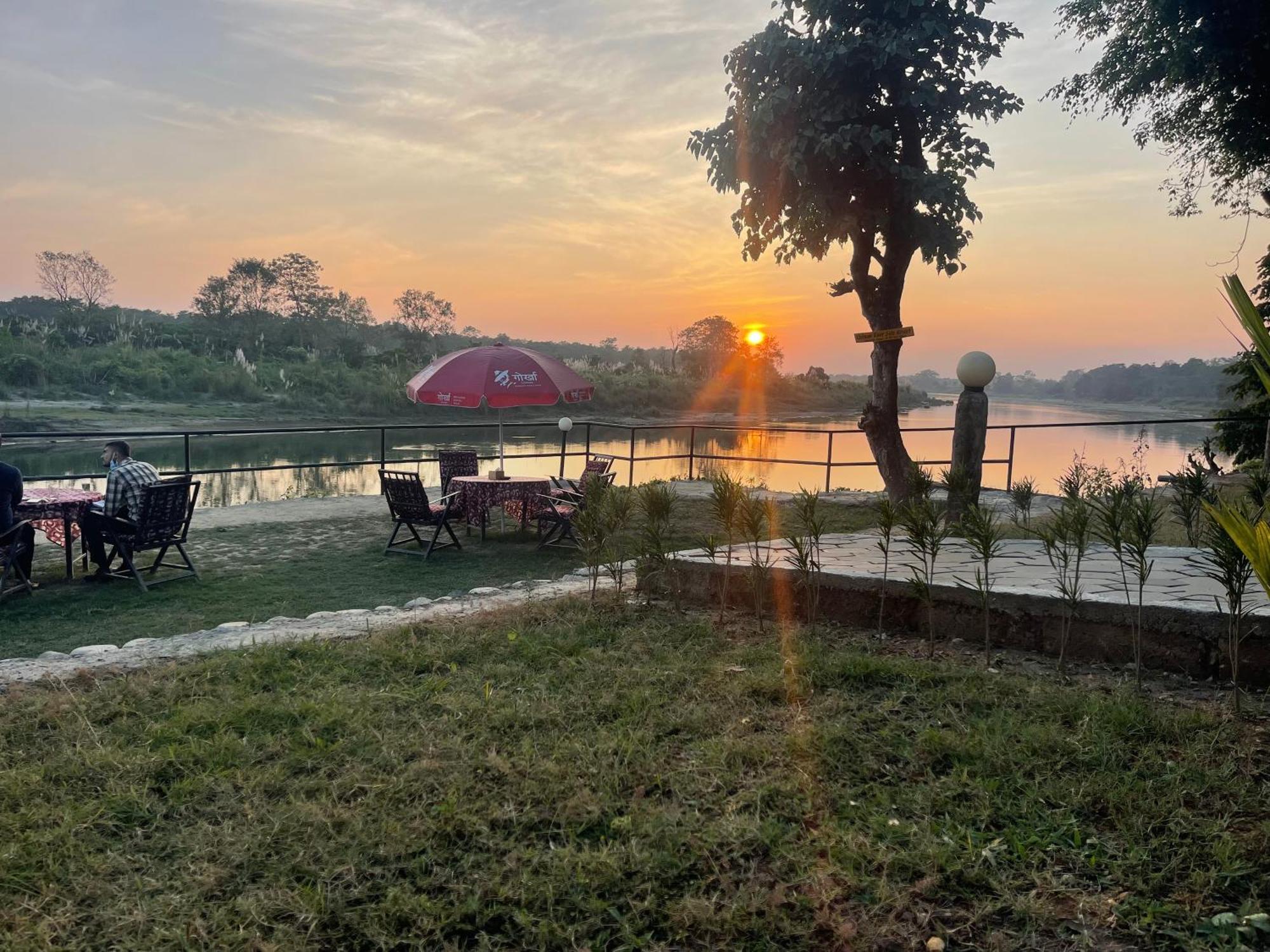Chitwan Riverside Resort Sauraha Luaran gambar