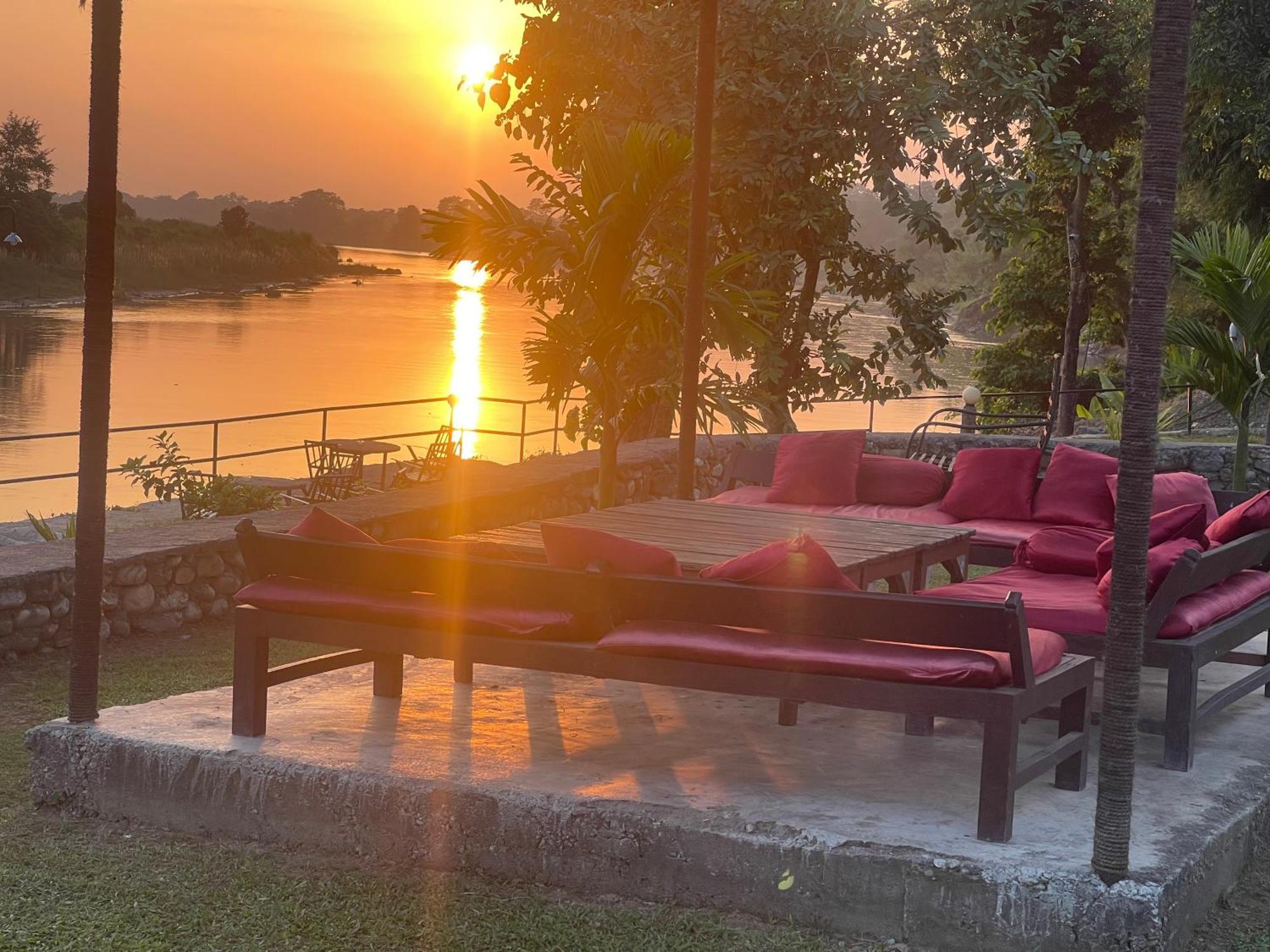 Chitwan Riverside Resort Sauraha Luaran gambar