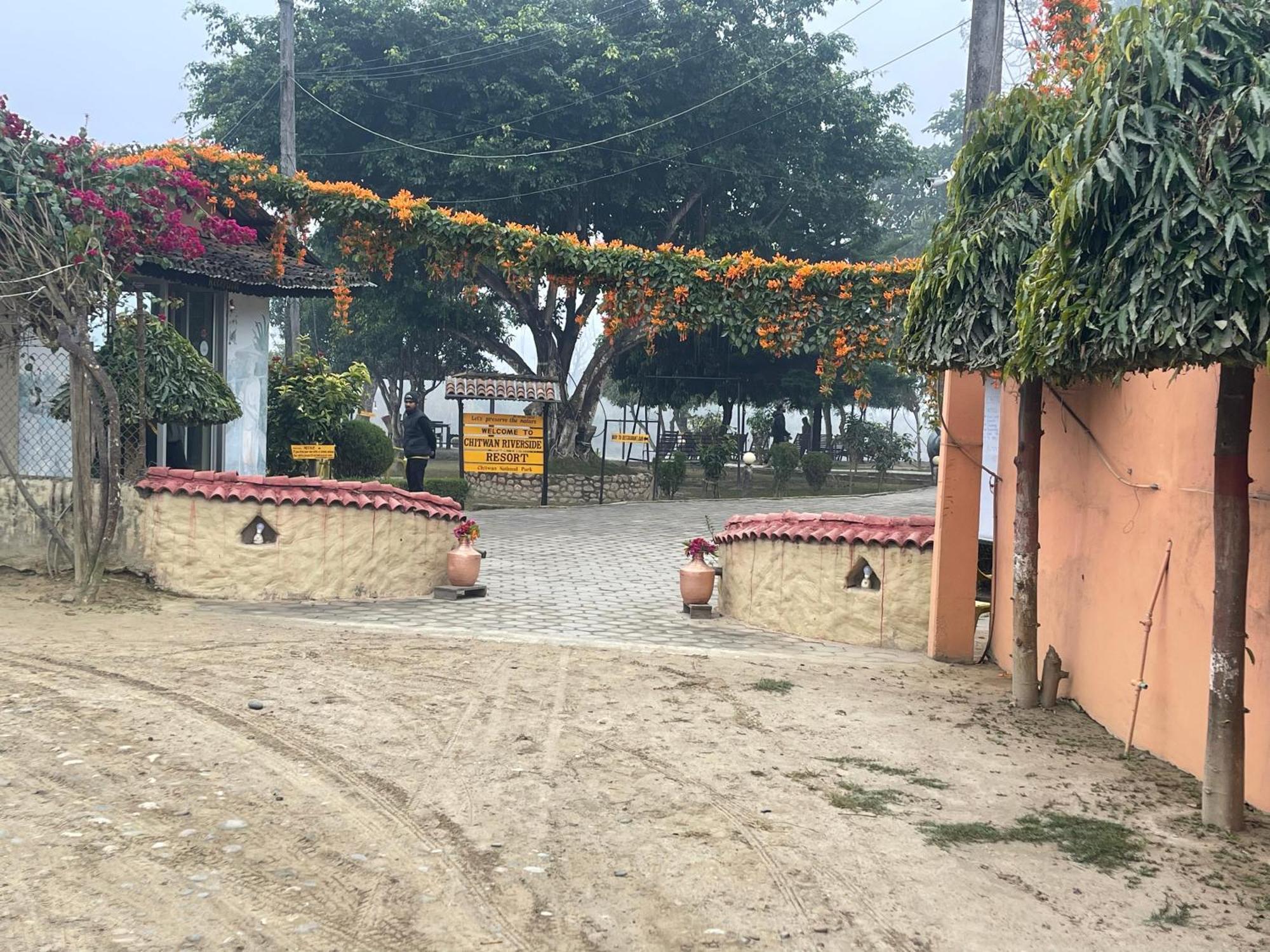 Chitwan Riverside Resort Sauraha Luaran gambar
