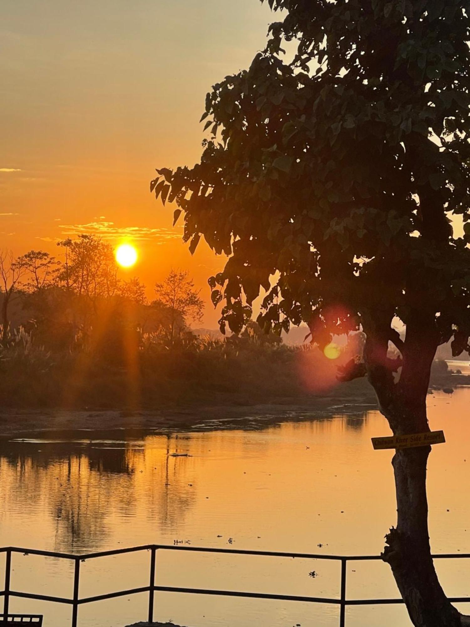 Chitwan Riverside Resort Sauraha Luaran gambar