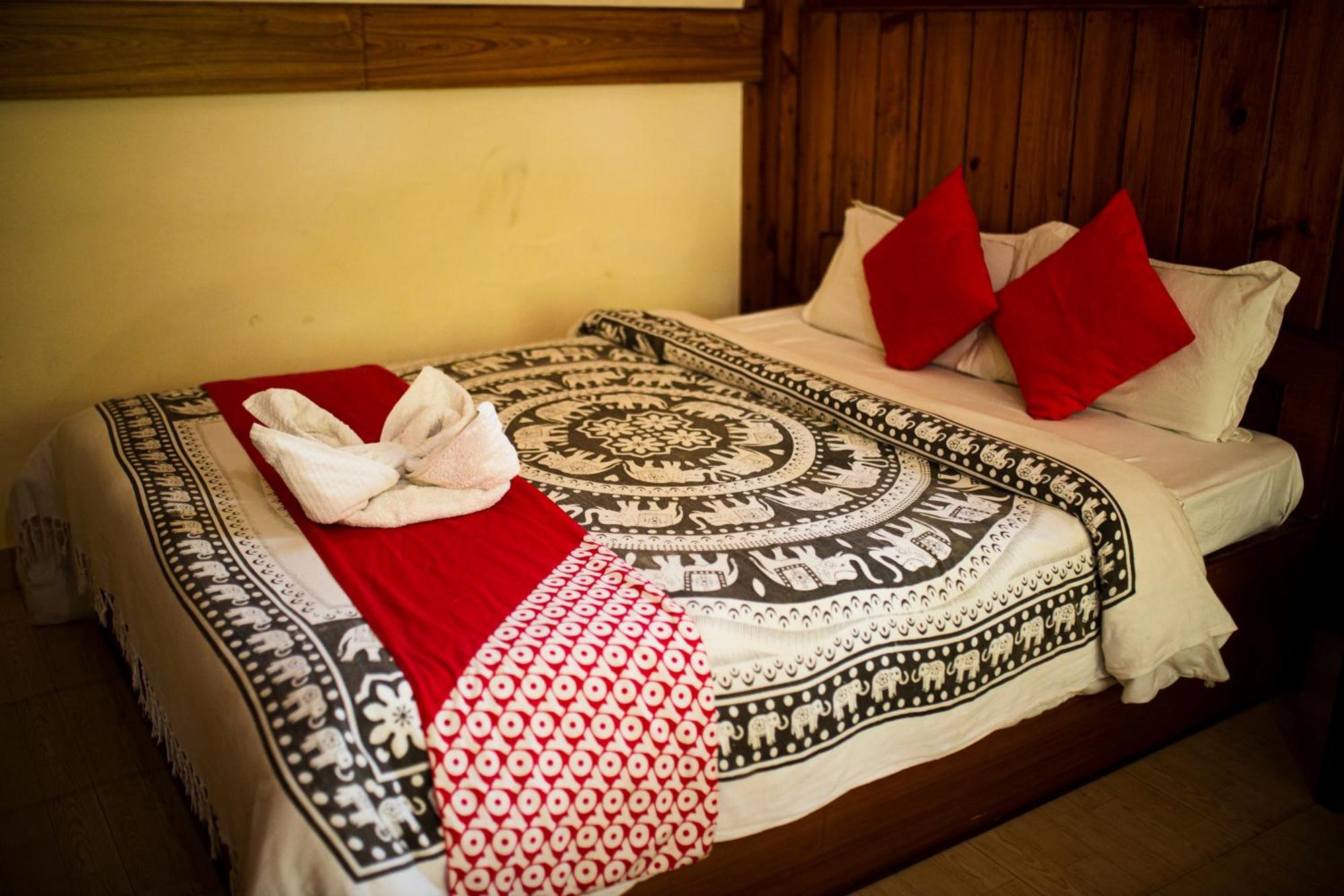 Chitwan Riverside Resort Sauraha Luaran gambar