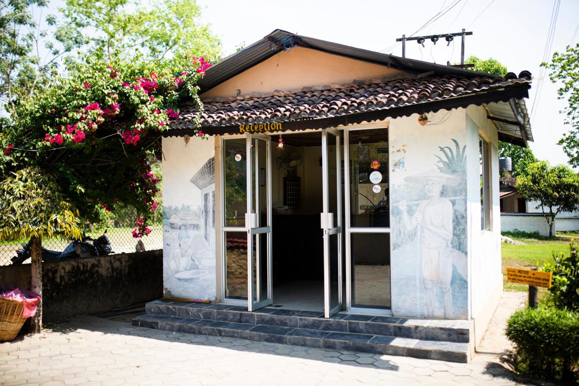 Chitwan Riverside Resort Sauraha Luaran gambar