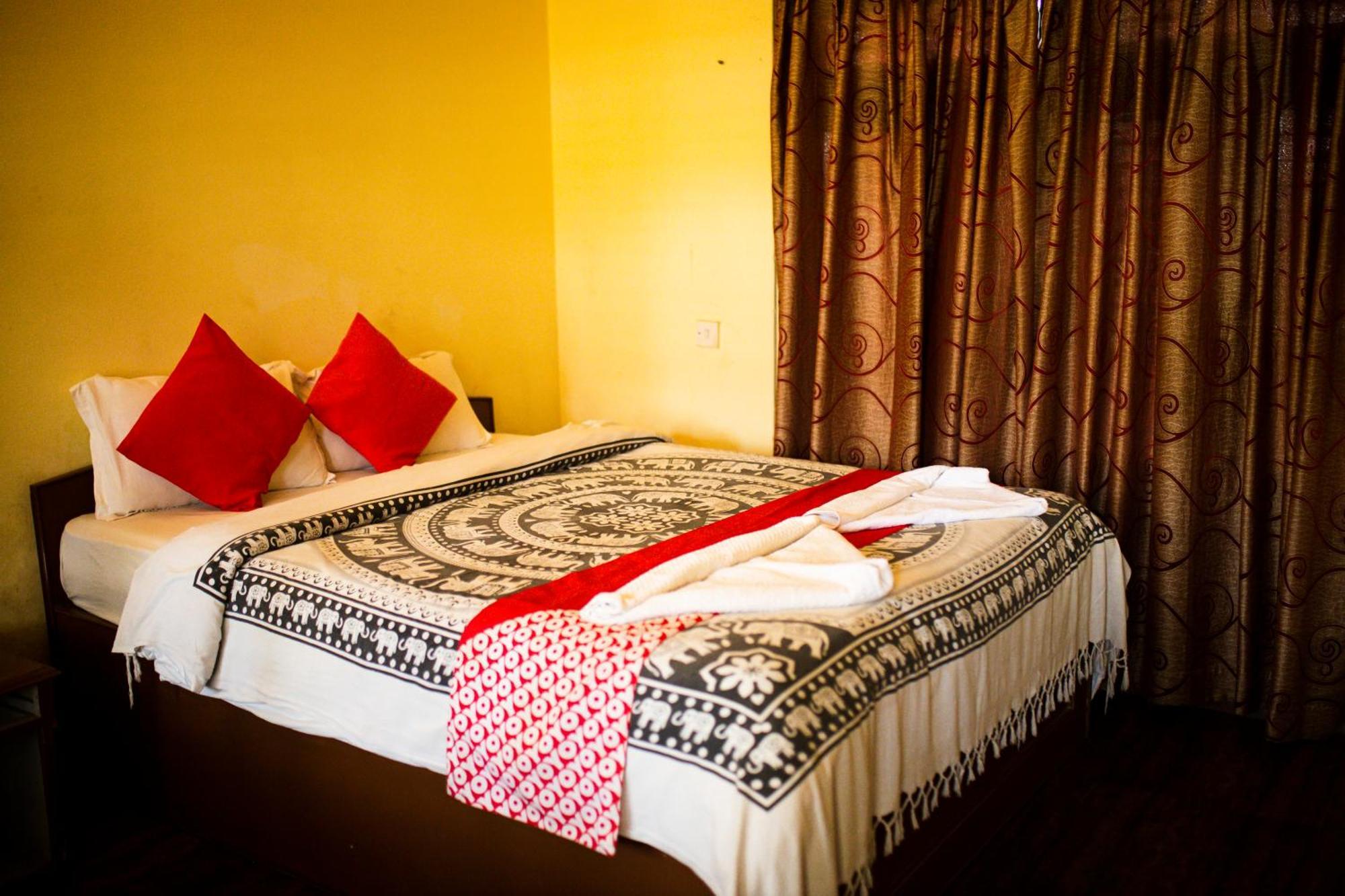Chitwan Riverside Resort Sauraha Luaran gambar