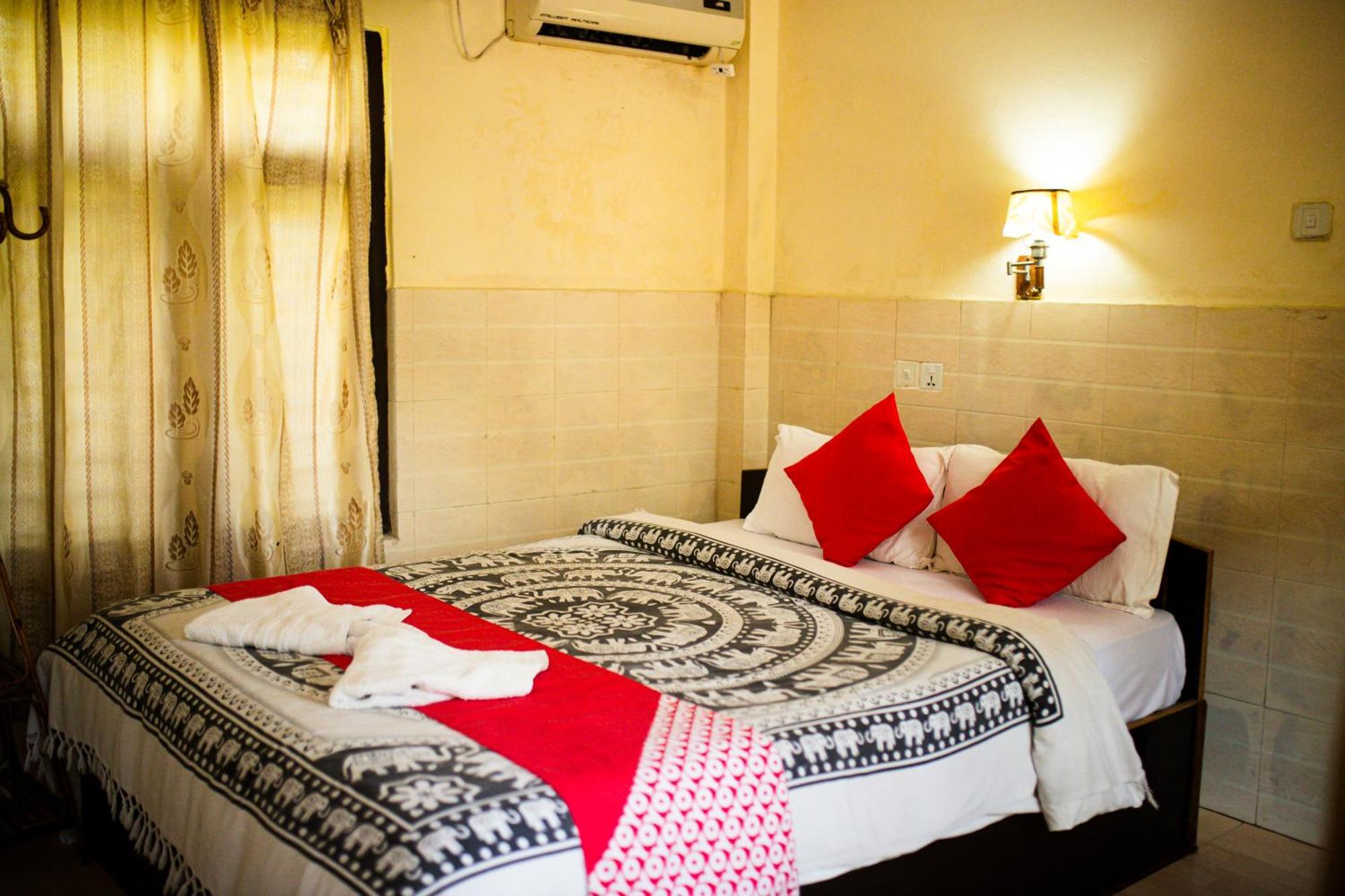 Chitwan Riverside Resort Sauraha Luaran gambar