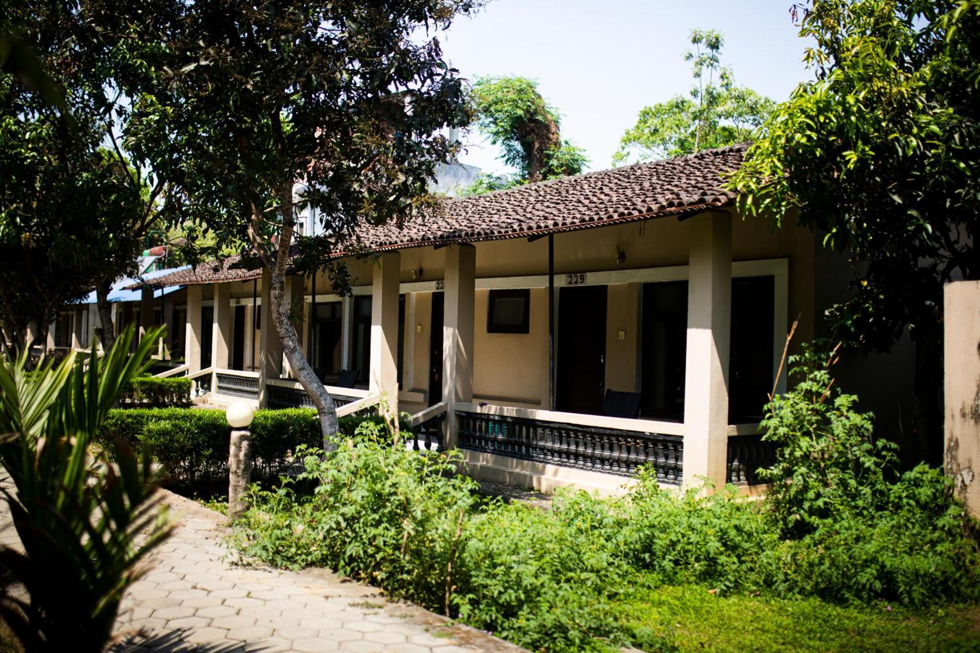 Chitwan Riverside Resort Sauraha Luaran gambar