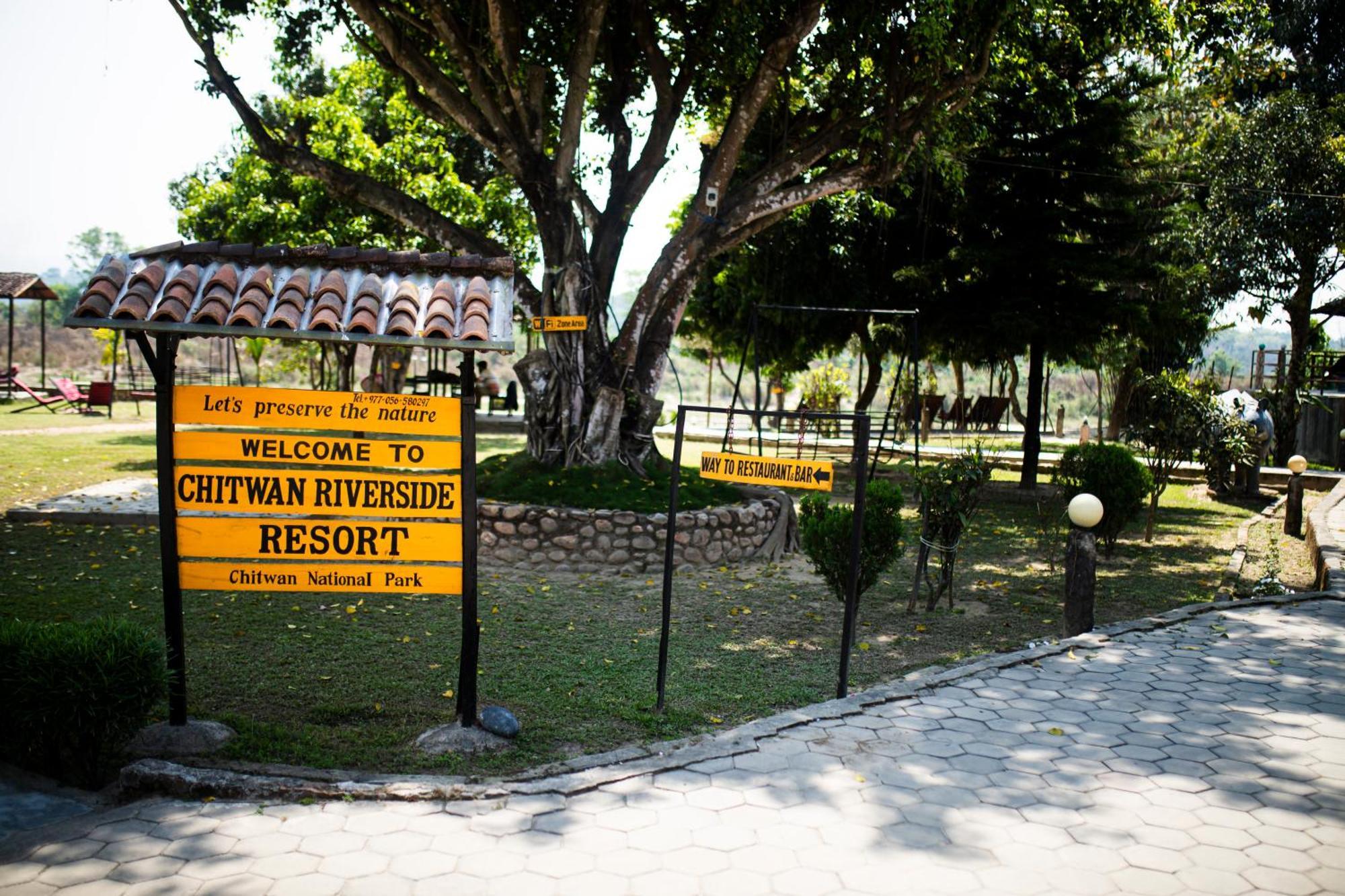 Chitwan Riverside Resort Sauraha Luaran gambar
