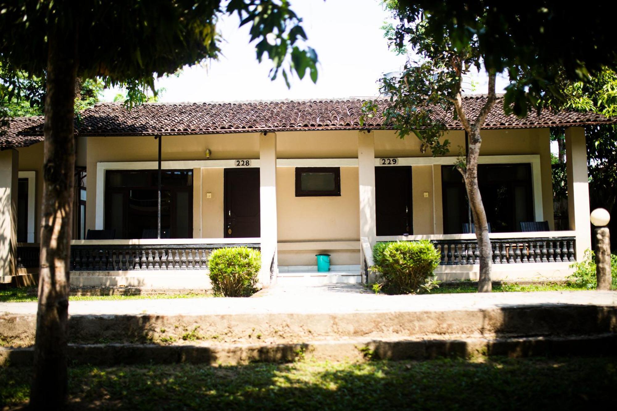 Chitwan Riverside Resort Sauraha Luaran gambar
