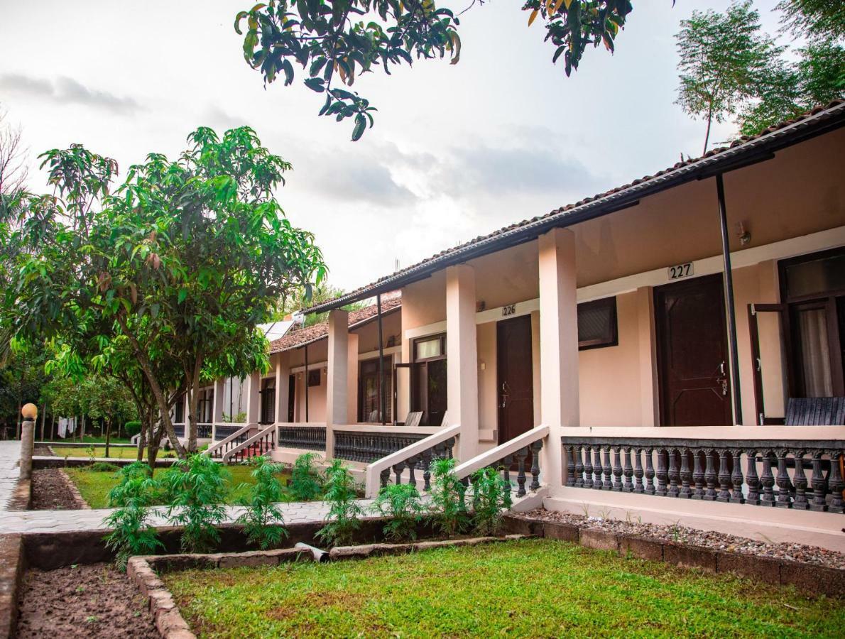Chitwan Riverside Resort Sauraha Luaran gambar