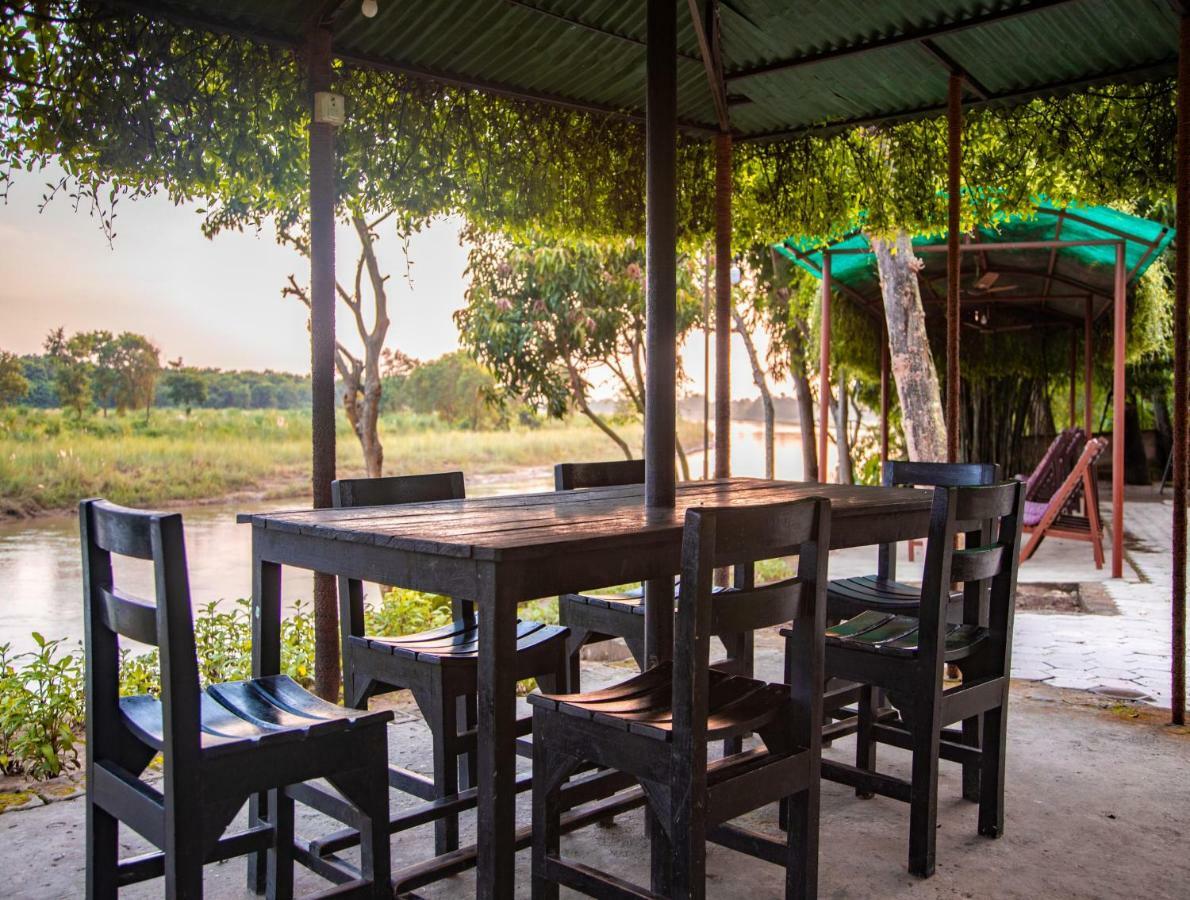 Chitwan Riverside Resort Sauraha Luaran gambar