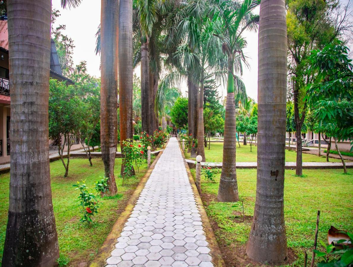 Chitwan Riverside Resort Sauraha Luaran gambar
