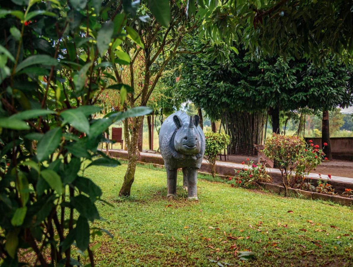 Chitwan Riverside Resort Sauraha Luaran gambar