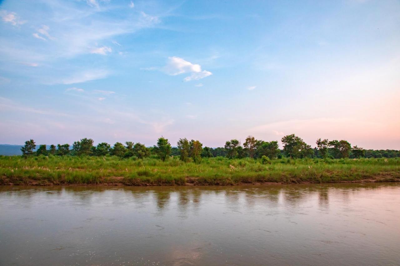 Chitwan Riverside Resort Sauraha Luaran gambar